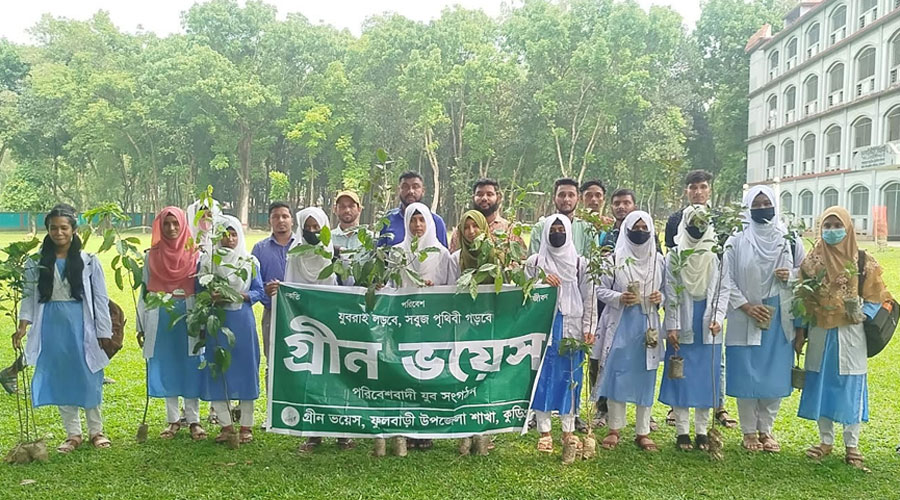 ফুলবাড়ীতে প্লাস্টিকবিরোধী উদ্যোগ, শিক্ষার্থীদের মাঝে গাছের চারা বিতরণ