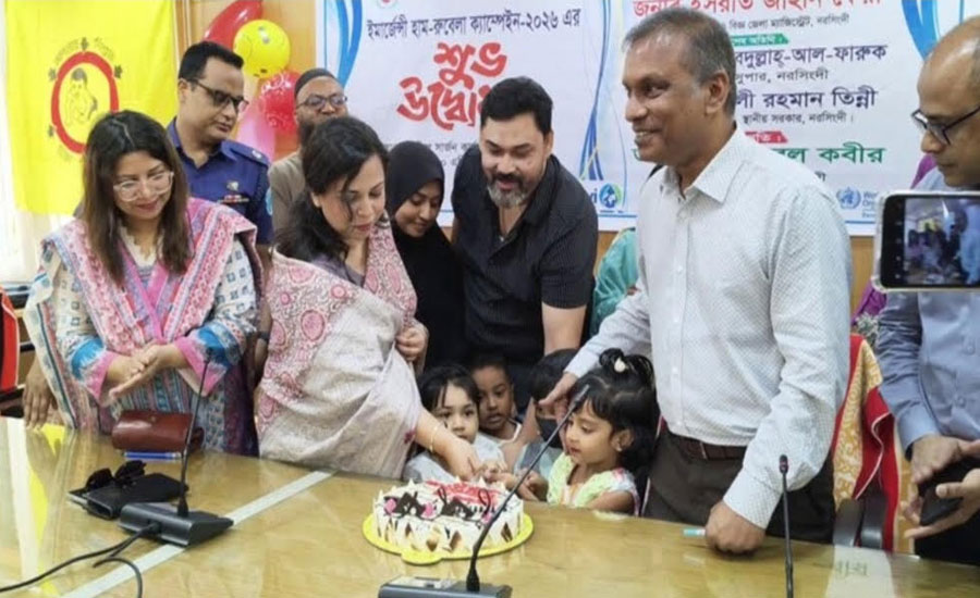নরসিংদীর সিভিল সার্জন কেক কেটে হাম-রুবেলার টিকাদান কার্যক্রম উদ্বোধন করলেন