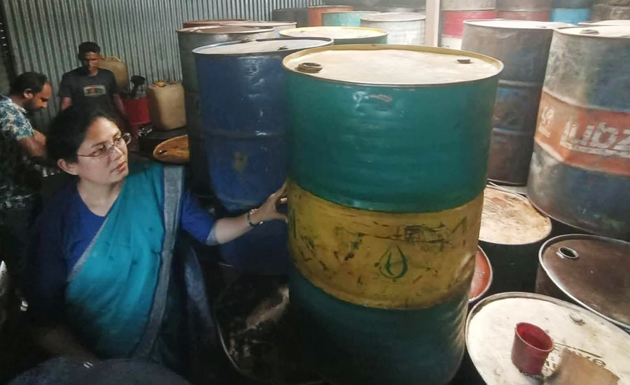 বেলকুচিতে ভ্রাম্যমাণ আদালতের অভিযান, ১,৭৪৪ লিটার ডিজেল জব্দ; ব্যবসায়ীকে কারাদণ্ড