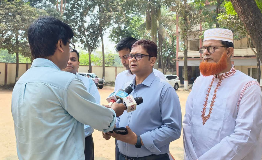 গাজীপুরে এসএসসি ও সমমান পরীক্ষা শুরু, কেন্দ্র পরিদর্শনে জেলা প্রশাসক