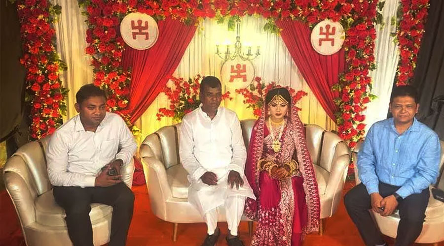 সুইপারের মেয়ের বিয়ের দাওয়াতে গিয়ে প্রশংসায় ভাসছেন ডিসি