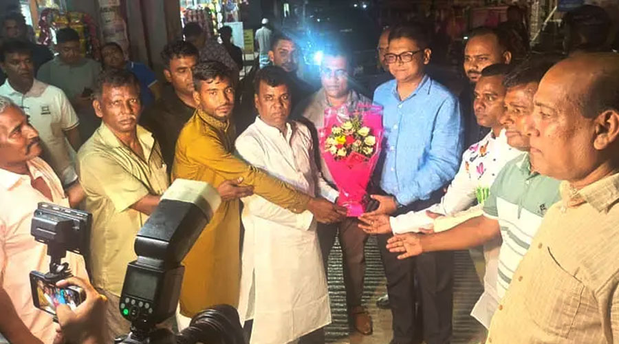 সুইপারের মেয়ের বিয়ের দাওয়াতে গিয়ে প্রশংসায় ভাসছেন ডিসি