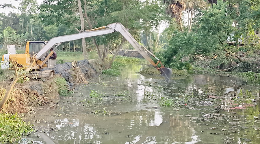 প্রধানমন্ত্রীর নির্বাচনী প্রতিশ্রুতি বাস্তবায়নে চাঁদপুরে খাল খনন কার্যক্রম শুরু