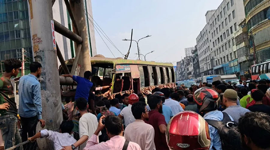 বনানীতে আইল্যান্ডে ধাক্কা বাসের, নিহত ২