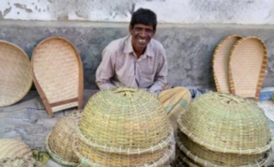 মানিকগঞ্জে বাঁশের তৈরি জিনিস গুলো বিলুপ্তির পথে