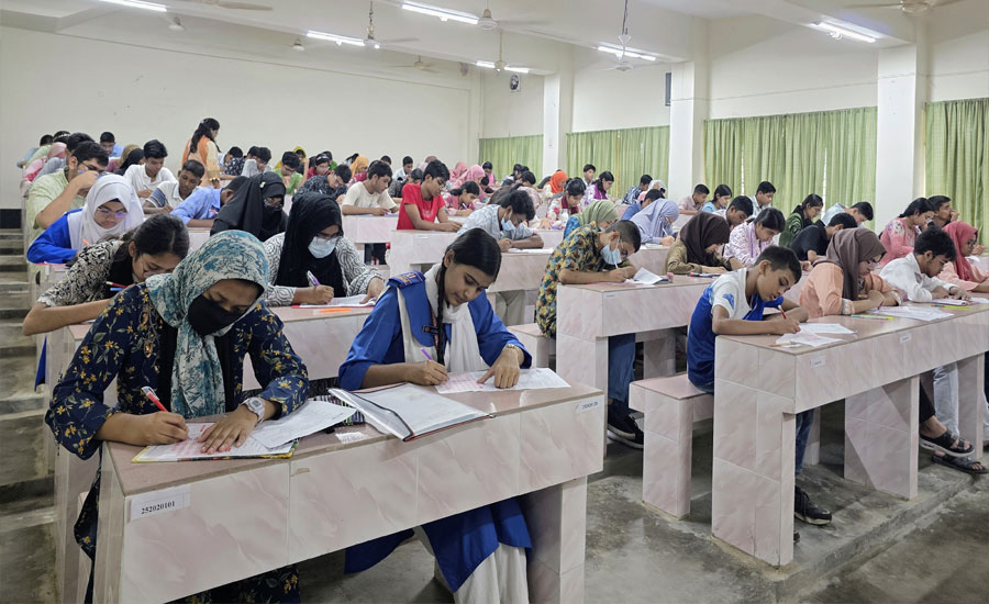 বাকৃবিতে ময়মনসিংহ অঞ্চলের জীববিজ্ঞান অলিম্পিয়াডে অংশ নিল প্রায় সাড়ে চারশ শিক্ষার্থী 