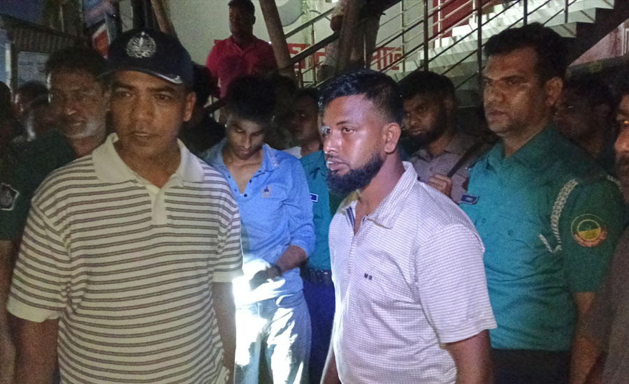 গাজীপুরে ছিনতাইকালীন পুলিশের অভিযানে দুইজন আটক