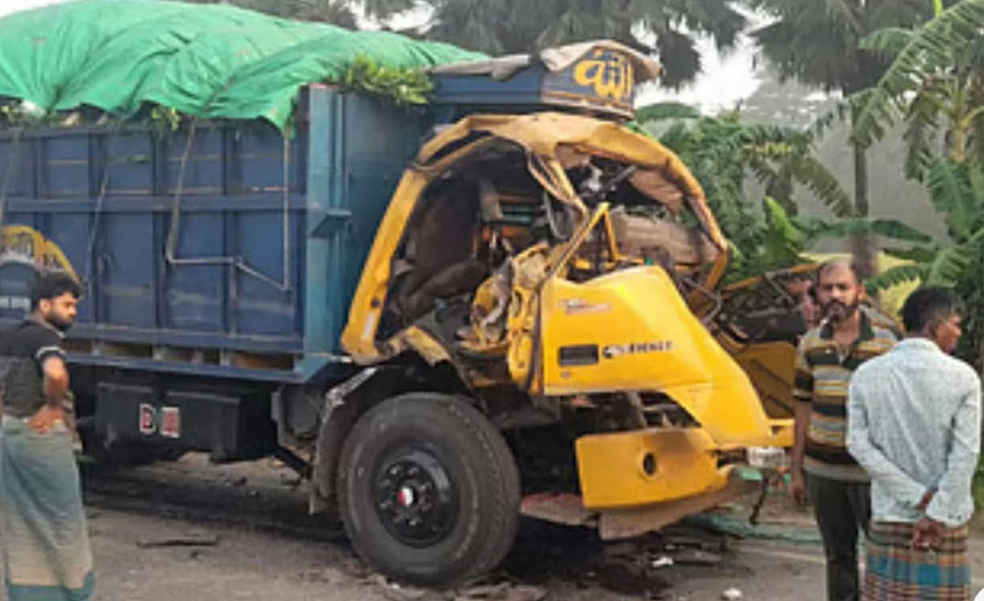 সেনবাগে ওভারটেক করতে গিয়েএক ট্রাকের পেছনে আরেকটির ধাক্কা দুজনের মৃত্যু