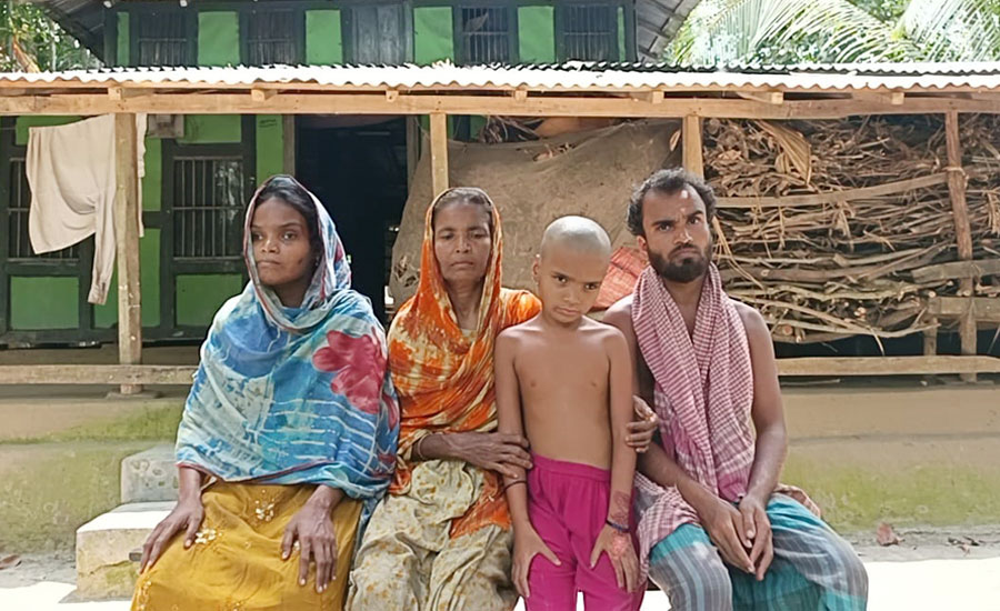 দশমিনায় সিঁধ কেটে স্বপ্ন চুরি,প্রতিবন্ধী তিন সন্তান নিয়ে সংগ্রামী মা হাসিনা বেগমের অসহায় আর্তনাদ