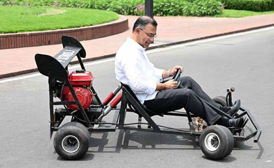 কলেজছাত্র রিজয়ান রশীদের বানানো রেসিং কার চালালেন প্রধানমন্ত্রী