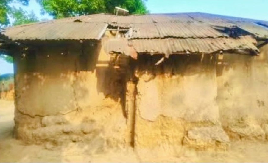 পত্নীতলায় জরাজীর্ণ মসজিদে চলছে নামাজ