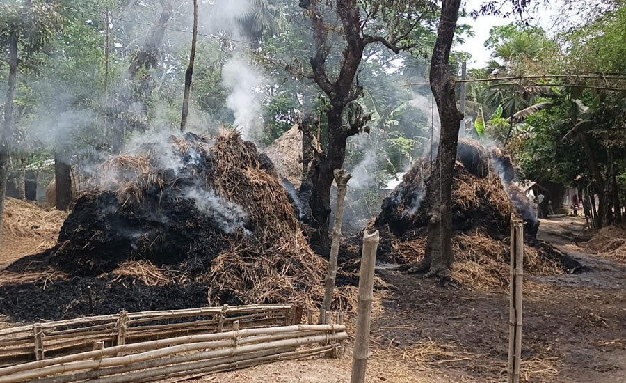 বাউফলে গভীর রাতে অগ্নিকাণ্ডে ৭ কুড়েঘর ভস্মীভূত, নাশকতার সন্দেহ