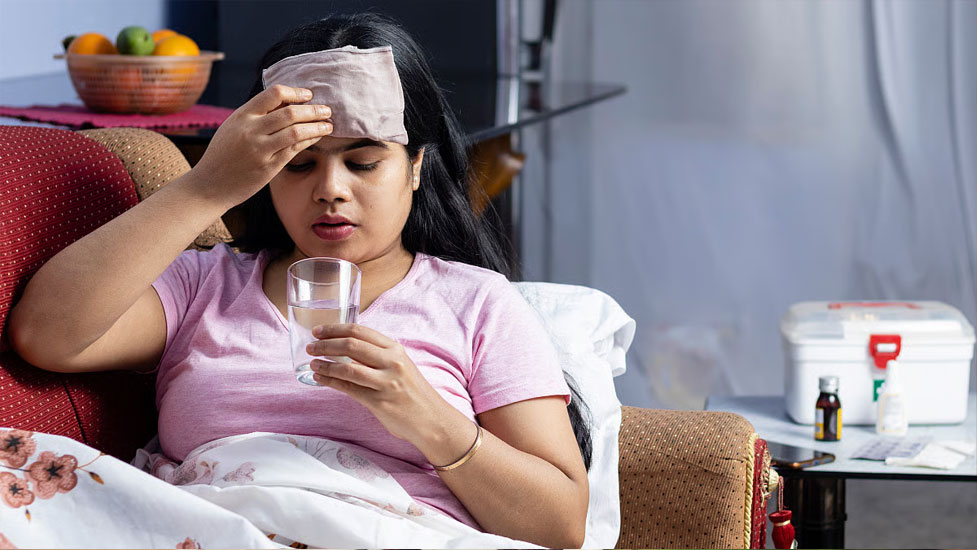 জ্বর কমাতে ঠান্ডা পানি দিয়ে মাথা ধুয়ে দেন? উপকারের বদলে বাড়তে পারে বিপদ