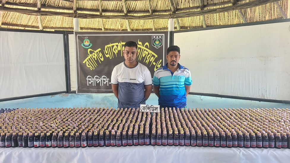 সাতক্ষীরায়  ১৬৬৫ বোতল ফেনসিডিলসহ ২ চোরাকারবারি আটক