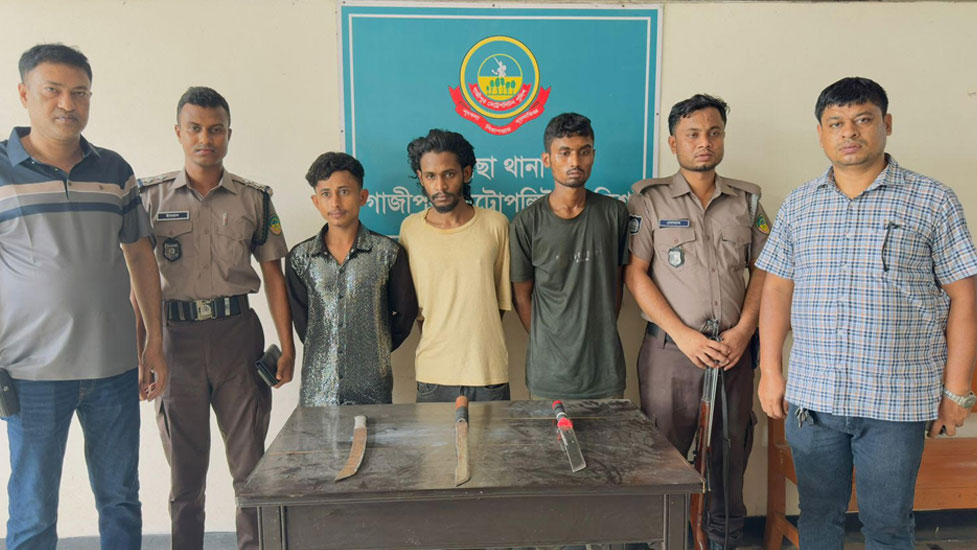 গাছায় দেশীয় অস্ত্রসহ ৩ ছিনতাইকারী গ্রেপ্তার, পুলিশের প্রেস ব্রিফিং