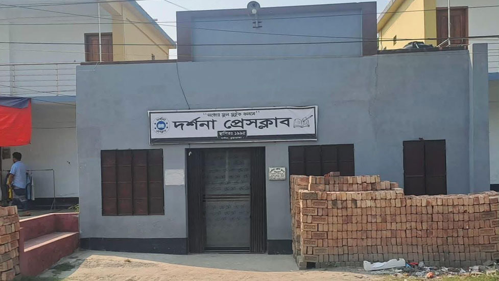 দর্শনা প্রেসক্লাবে মাদক চক্রের নৃশংস তাণ্ডব: লাইট বন্ধ করে সাংবাদিককে পিটিয়ে জখম, মোবাইল ভাঙচুর