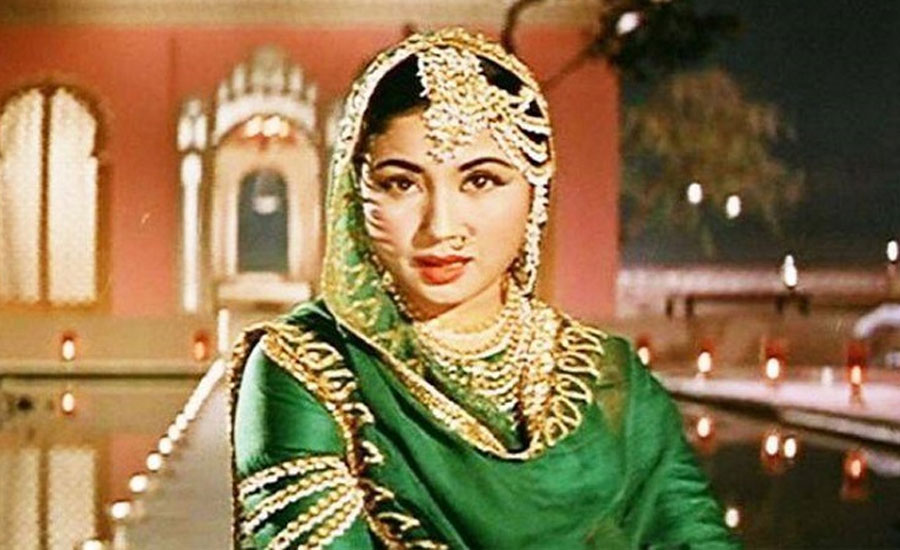 ছুরি দেখিয়ে অভিনেত্রীর অটোগ্রাফ নিয়েছিলেন ডাকাত