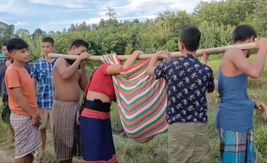 দুর্গম পাহাড়ে বাঁশের তৈরি অ্যাম্বুলেন্সই শেষ ভরসা