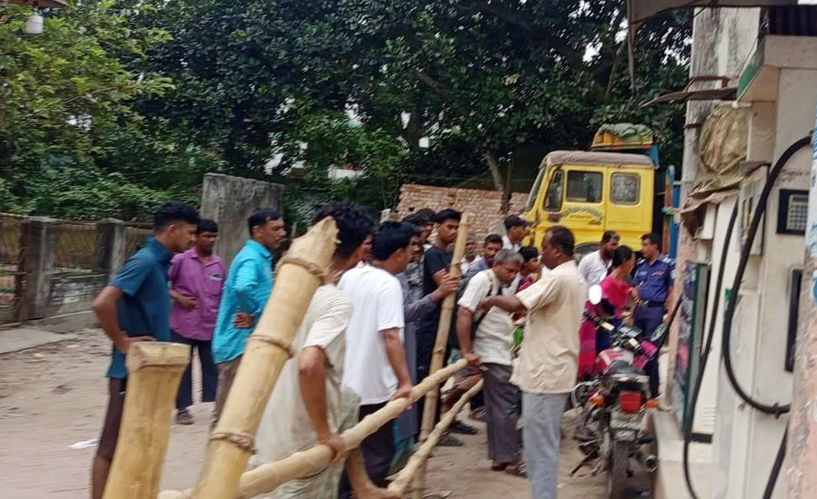 শিরোনাম: আধা ঘণ্টায় মাঠ ক্লিয়ার: সরিষাবাড়ীতে ইউএনওর কঠোর পদক্ষেপ