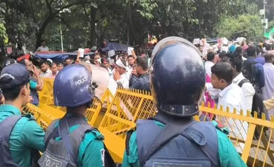 নিয়োগপত্রের দাবিতে ফের উত্তাল শাহবাগ, মুখোমুখি শিক্ষক-পুলিশ