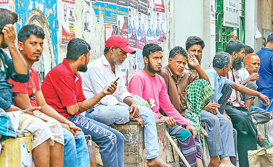 ঢাকার বাজারে শ্রম বিক্রি করতে আসা মানুষগুলো কেমন আছেন