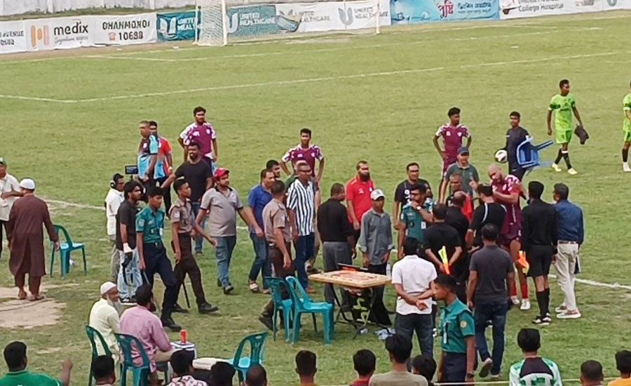 বহু বছর পর গাজীপুরে ফুটবল উন্মাদনা: বরকত স্টেডিয়ামে মোহামেডানের জয়, ম্যাচ শেষে উত্তেজনা