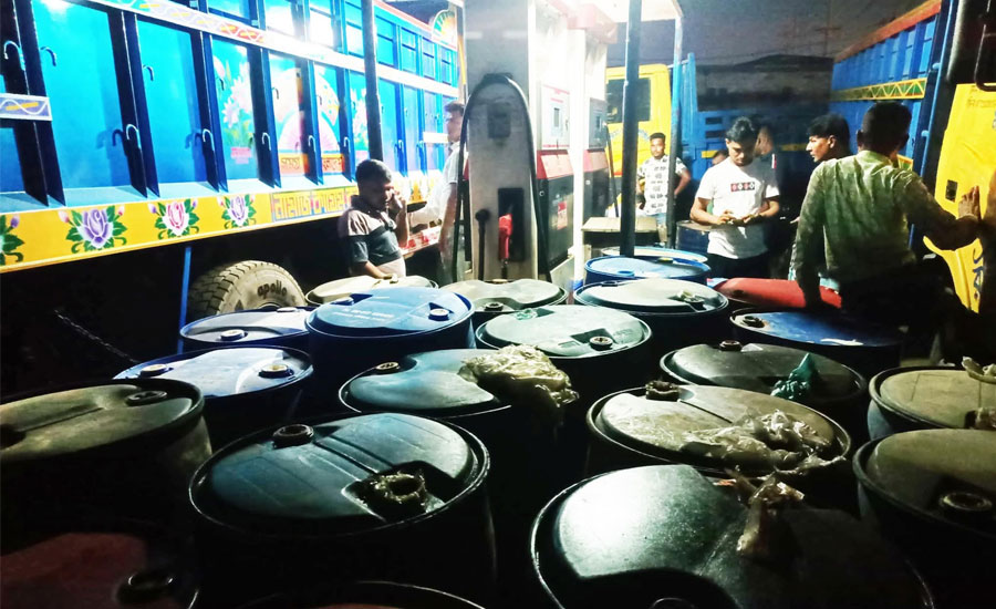 হেমায়েতপুরে রাতের আঁধারে ড্রাম ভর্তি তেল পাচার: জমে উঠেছে কালোবাজারি সিন্ডিকেট