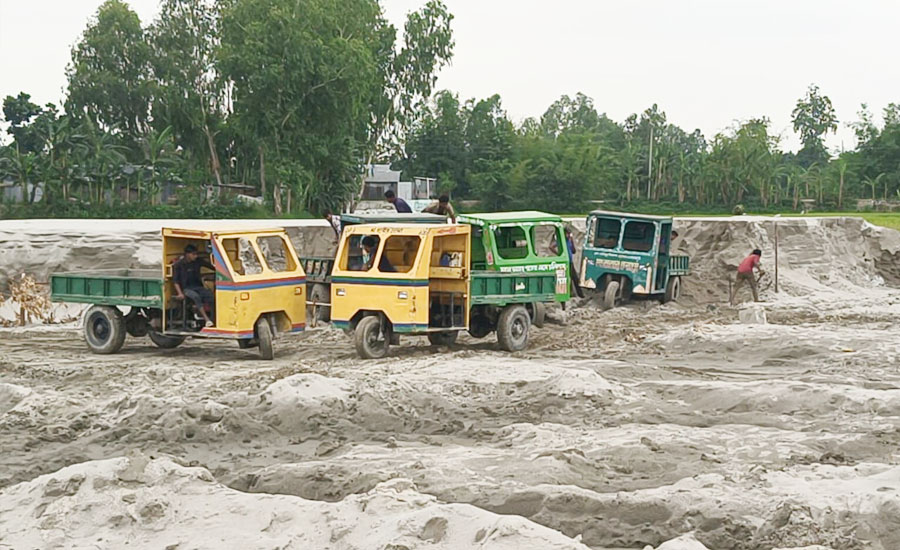 দুধকুমারে বালু ব্যবসায়ীদের দৌরাত্ম্য, ঝুঁকিতে কোটি টাকা বাঁধ, উদ্বিগ্ন স্থানীয়রা