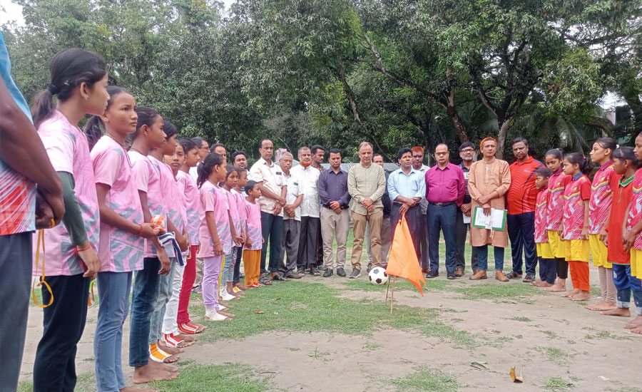 কাহারোলে প্রাথমিক বিদ্যালয় গোল্ডকাপ ফুটবল টুর্নামেন্টের উদ্বোধন