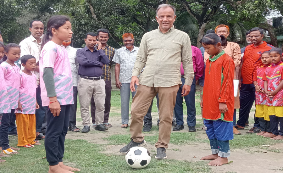কাহারোলে প্রাথমিক বিদ্যালয় গোল্ডকাপ ফুটবল টুর্নামেন্টের উদ্বোধন