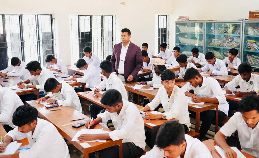 ভালো ফল চাইলে পড়ার টেবিলে ফিরতে হবে: চট্টগ্রামের ডিসি