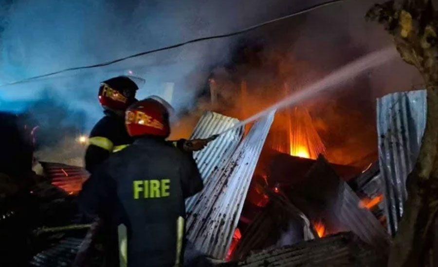 প্রেম নিয়ে বিরোধে পাল্টাপাল্টি হামলা, বাড়িতে অগ্নিসংযোগ