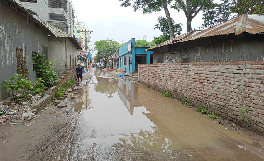 চরভদ্রাসনে সামান্য বৃষ্টিতেই সড়ক জলাবদ্ধতা, ভোগান্তিতে জনজীবন