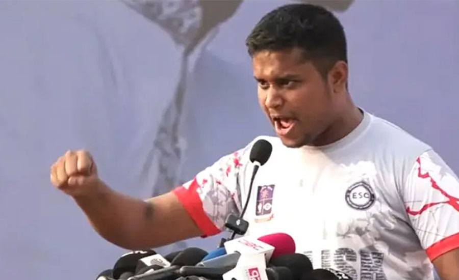 কাকে লালকার্ড দেখালেন হাসনাত?