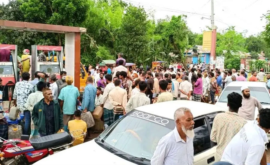 বোতলে জ্বালানি তেল নেওয়াকে কেন্দ্র করে পাম্পে ইটপাটকেল নিক্ষেপ