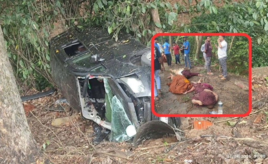 লোহাগাড়ায় মাইক্রোবাস খাদে পড়ে ৩ জন নিহত