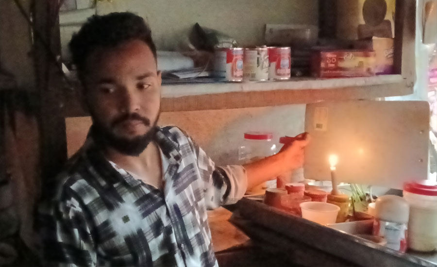 লোডশেডিংয়ে মোমবাতির আলোয় চায়ের দোকান চালাচ্ছেন ব্যবসায়ী