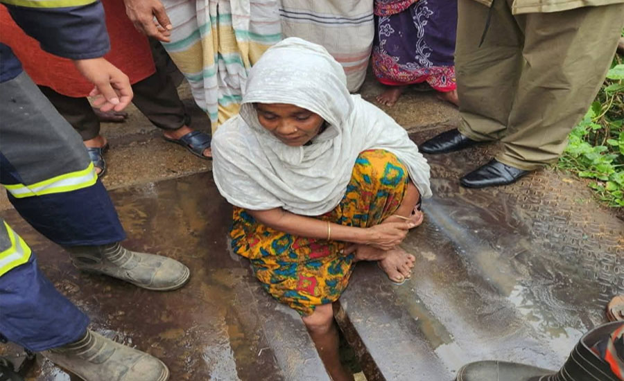 শরীফবাগ বেইলি ব্রিজের বেহাল দশা ও সংস্কারের অভাবে বৃদ্ধা আহত—উদ্ধারে ফায়ার সার্ভিস