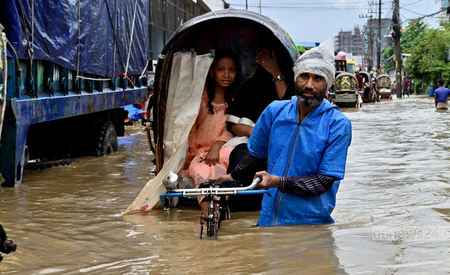কয়েক ঘণ্টার বৃষ্টিতে ডুবেছে চট্টগ্রাম