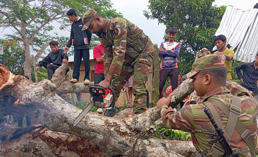 বাঘাইছড়িতে দমকা হাওয়ায় গাছ পালা ভেঙ্গে জনদুর্ভোগ সেনাবাহিনীর সহযোগিতায় যান চলাচল স্বাভাবিক