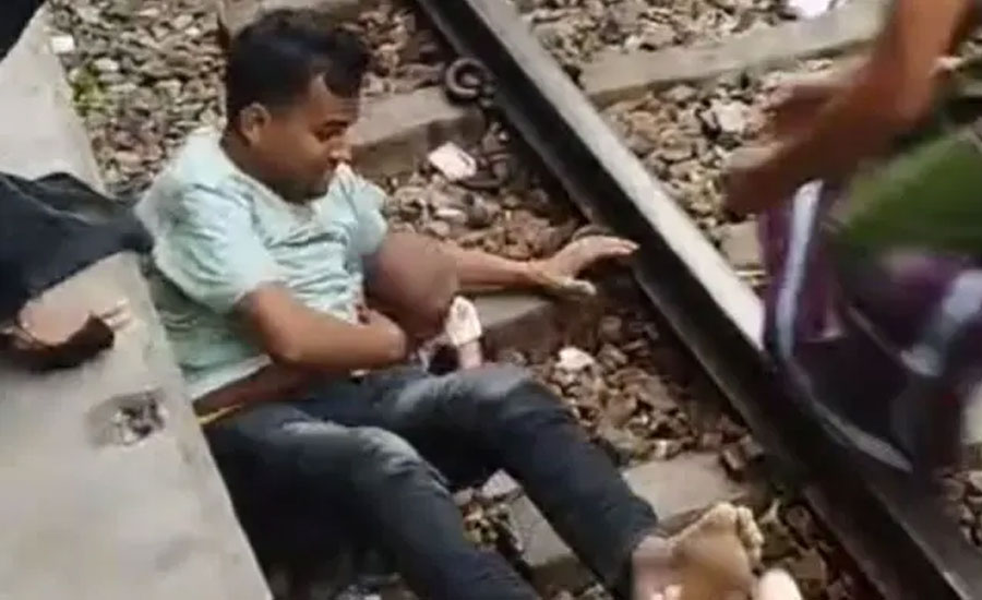 ট্রেনের নিচে শিশুসন্তান, ঝাঁপ দিয়ে বাঁচালেন বাবা