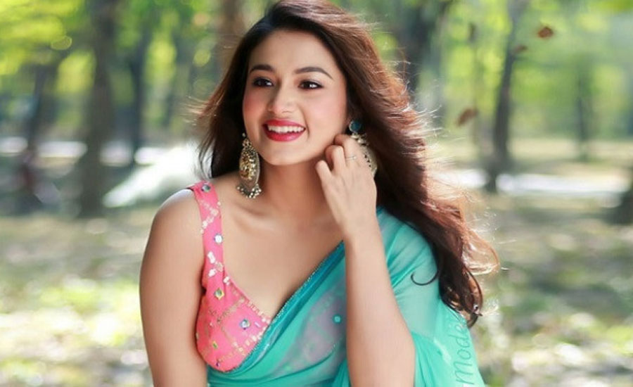 কেন মেকআপ এড়িয়ে চলতে চান ফারিণ?