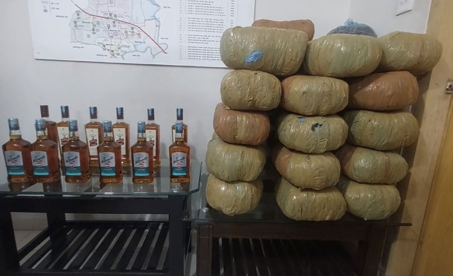 গাজীপুর কোনাবাড়ীতে ১৩ লাখ টাকার বিদেশি মদ ও গাঁজাসহ দুই মাদক ব্যবসায়ী গ্রেফতার