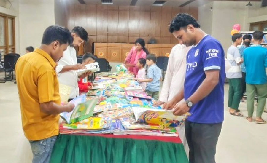 পত্নীতলায় ভ্রাম্যমান বইমেলায় দর্শনার্থীদের উপচে পড়া ভিড় 