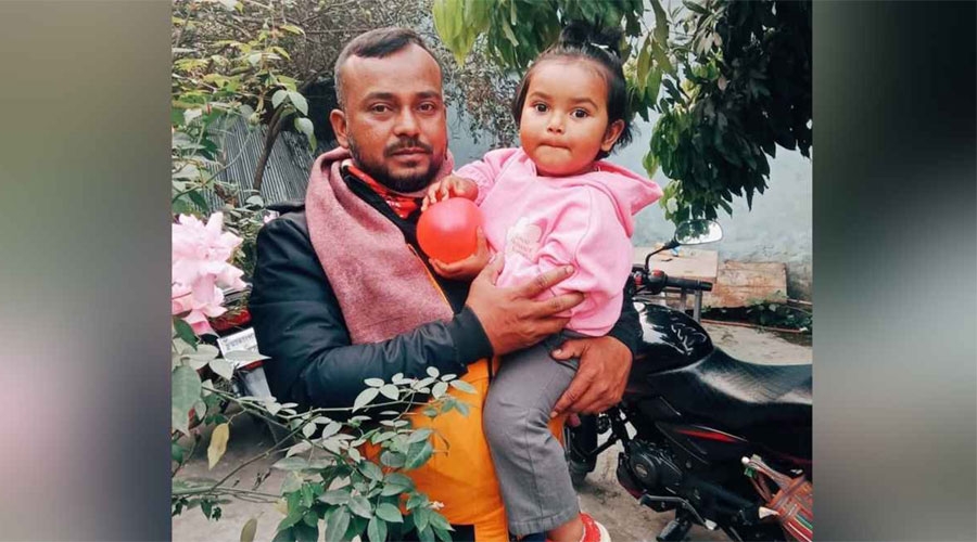 বজ্রপাতে বাবার মৃত্যু, অলৌকিকভাবে বেঁচে গেল কোলে থাকা কন্যা