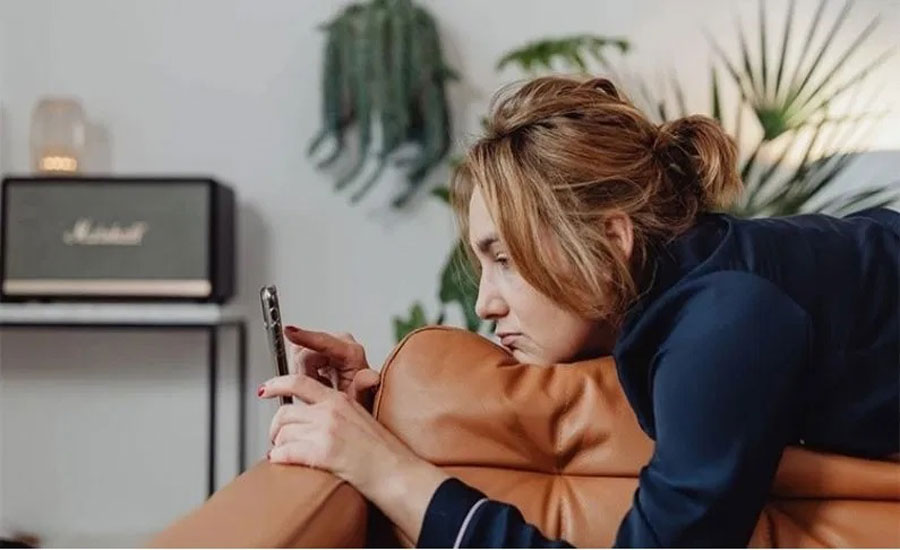 ঘুম ভাঙার পরই স্ক্রিনে চোখ, কী প্রভাব পড়ে মনের উপর?