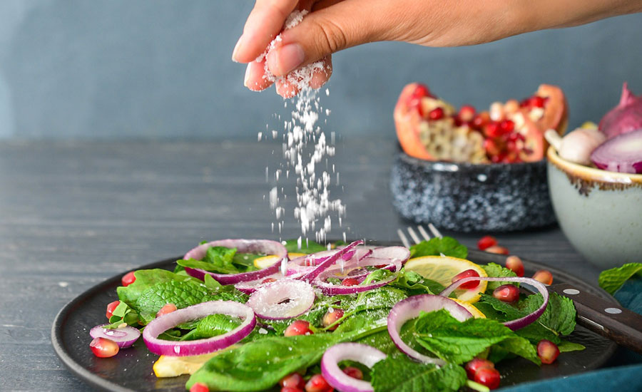 প্রেশার বাড়ছে বলে চিন্তা? কাঁচা নুন খাওয়া কমান এই ৪ কৌশলে