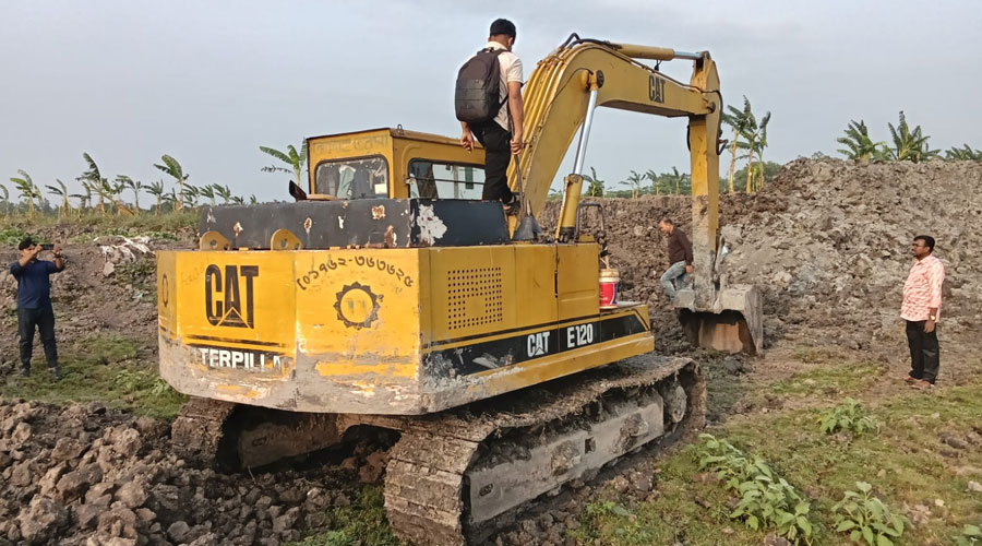 বাগমারায় অবৈধ পুকুর খননের বিরুদ্ধে অভিযান, ২টি এস্কেভেটর অকেজো