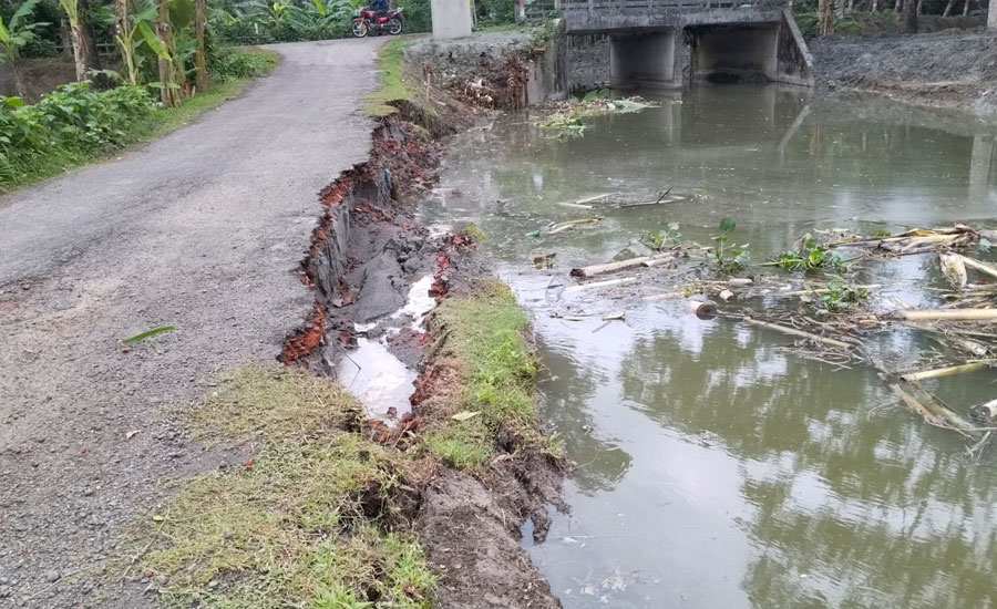 ঝালকাঠিতে অপরিকল্পিত খাল খননে ভেঙে পড়ল সড়ক, আতঙ্কে এলাকাবাসী