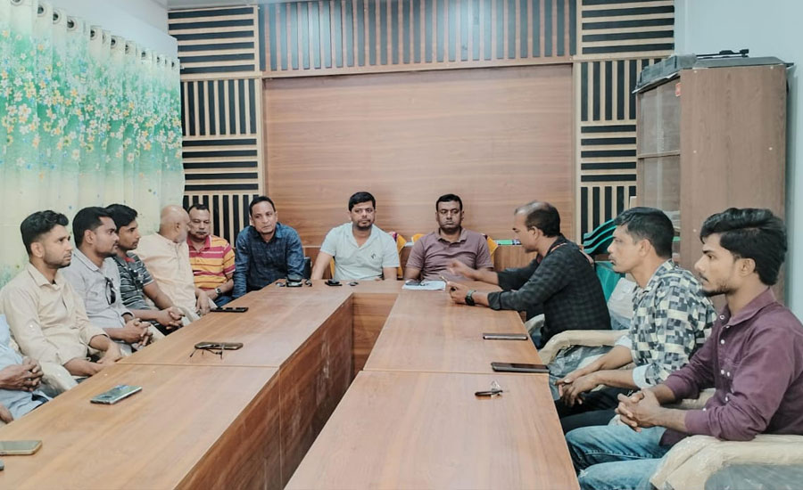 দর্শনা প্রেসক্লাবে ঢুকে  সাংবাদিককে মারধরে প্রতিবাদে দামুড়হুদা প্রেসক্লাবে প্রতিবাদ সভা